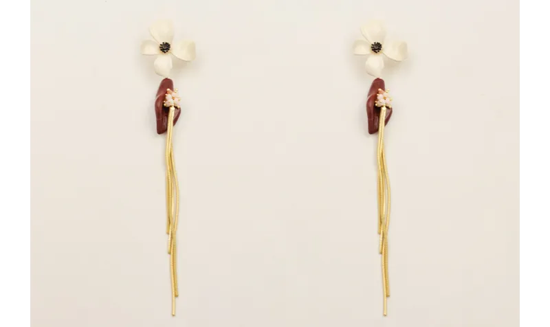 Pendientes perno flor esmaltada crema y negro con 