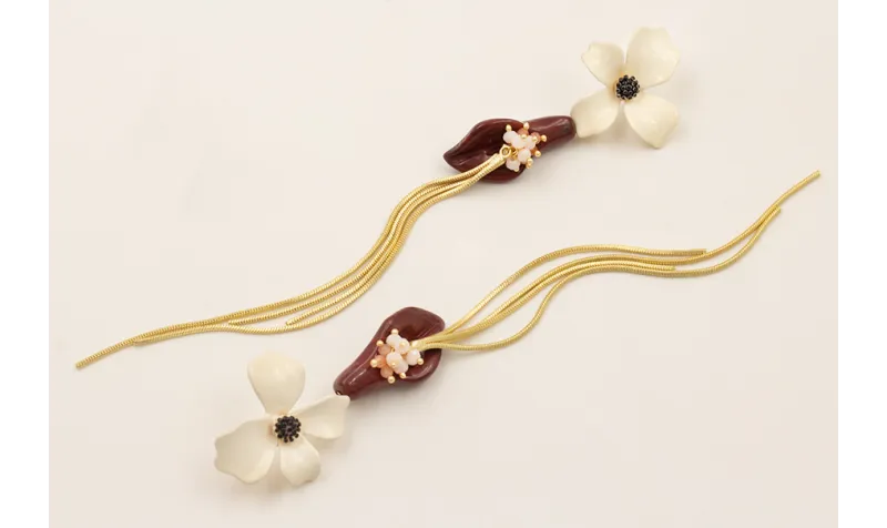 Pendientes perno flor esmaltada crema y negro con 