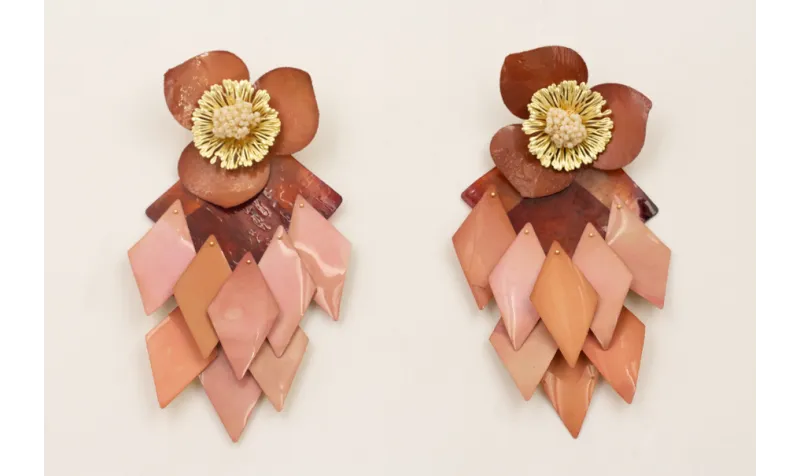 Pendientes perno flor grande dorado mate con ramil