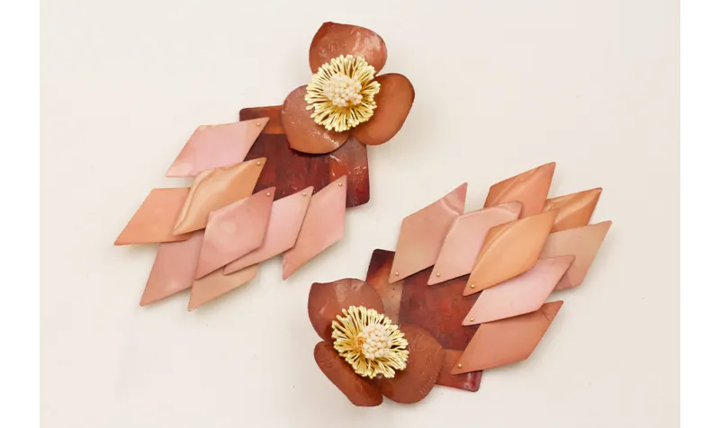 Pendientes perno flor grande dorado mate con ramil