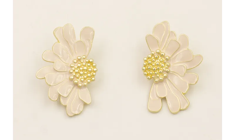 Pendientes media flor esmaltada beige con centro d