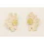 Pendientes media flor esmaltada beige con centro d