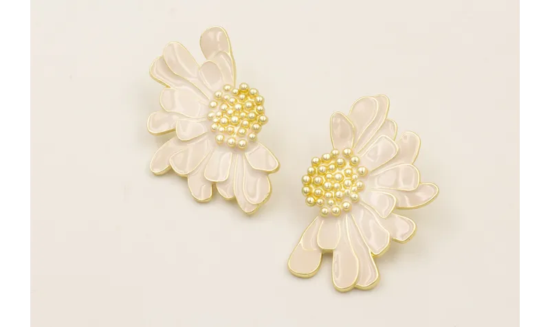 Pendientes media flor esmaltada beige con centro d