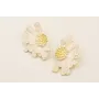 Pendientes media flor esmaltada beige con centro d