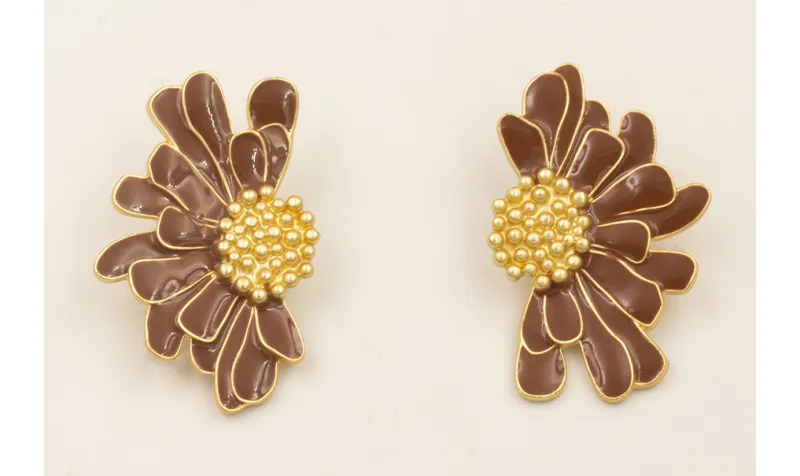 Pendientes media flor esmaltada marrón con centro 