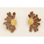Pendientes media flor esmaltada marrón con centro 