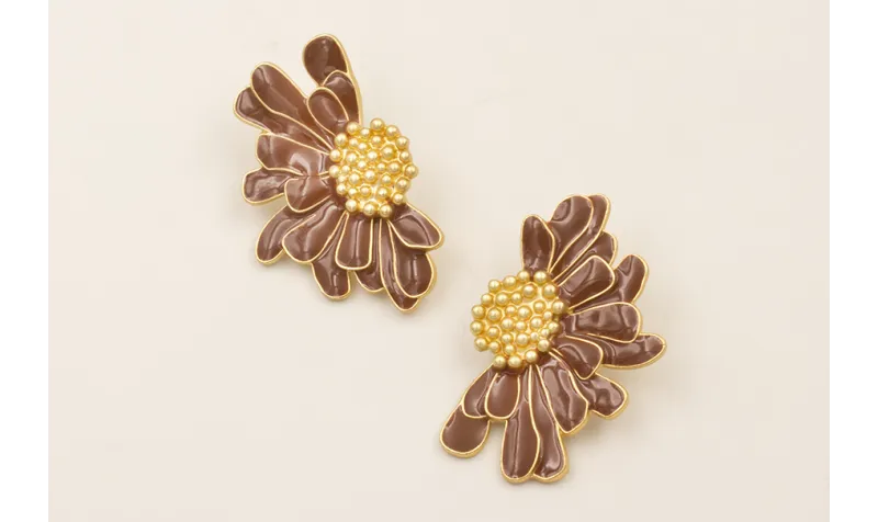Pendientes media flor esmaltada marrón con centro 
