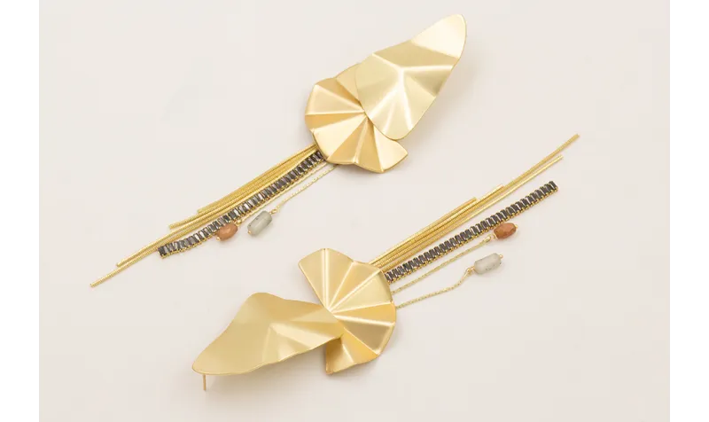 Pendientes péndulo arrugado dorado mate con colgan