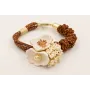 Pulsera cordón marrón con hilo dorado, flores esma