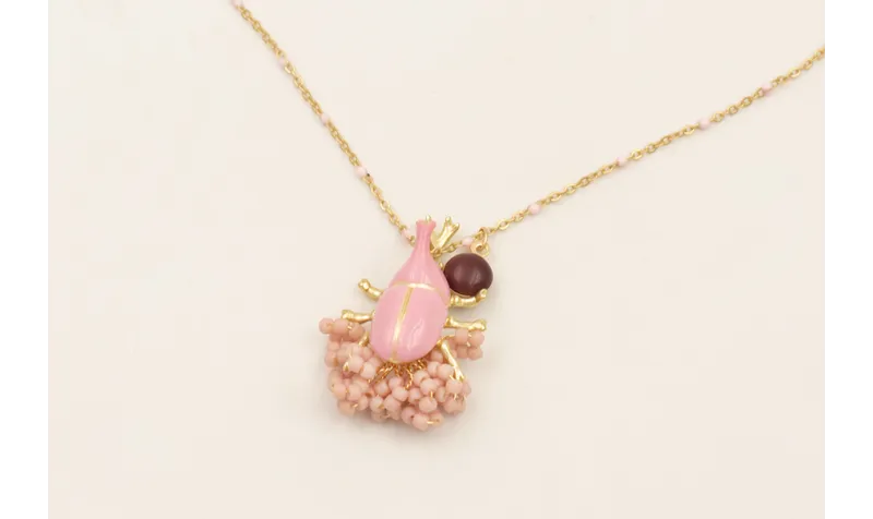 Collar cadena micro esmalte rosa con colgante esca