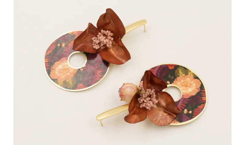 Pendientes disco flores rosas y granates, flor gra