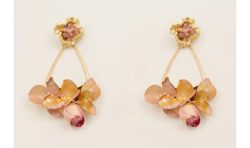 Pendientes flor dorada mate con burruño de turmali