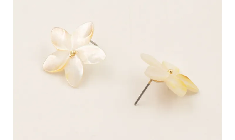 Pendientes flor nacar.