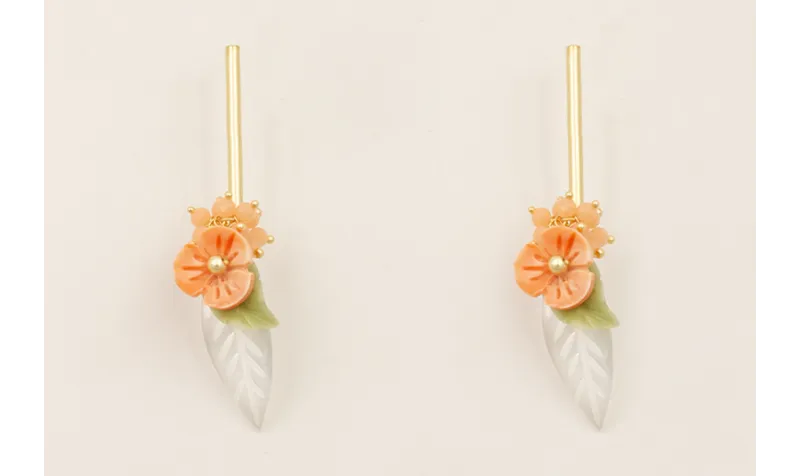 Pendientes perno palo dorado mate con hoja curvada