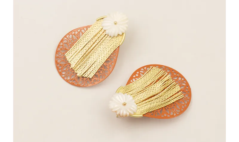Pendientes florco dorado mate con flor nacar blanc