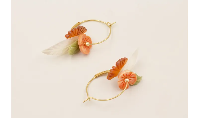 Pendientes aro mediano dorado mate con hoja y flor