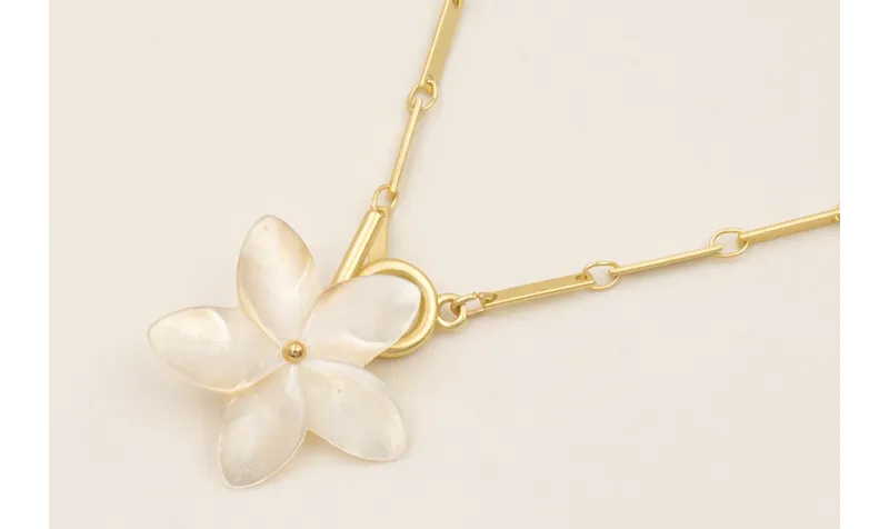 Collar cadena listones dorado mate con flor de nac