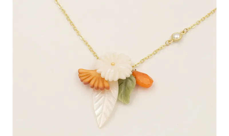 Collar hoja curva, flor, abanico todo de nacar con