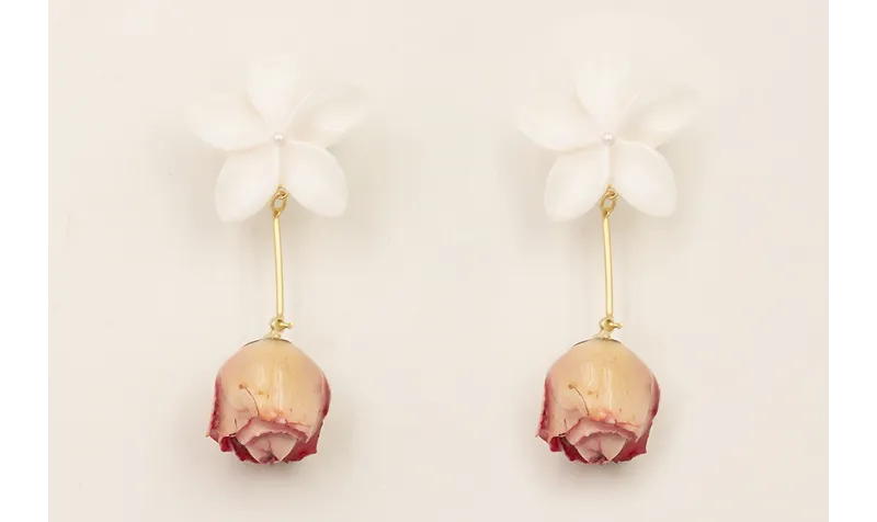 Pendientes perno flor nacar blanca listón dorado m