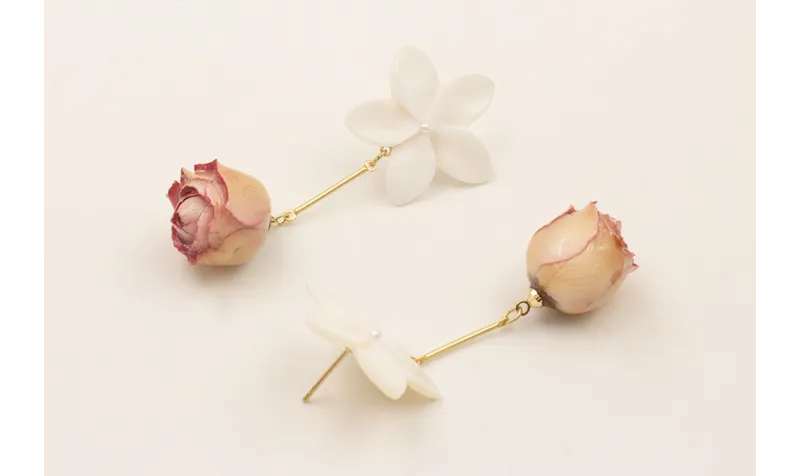 Pendientes perno flor nacar blanca listón dorado m