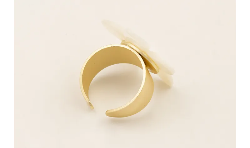 Anillo flor nacar blanca.