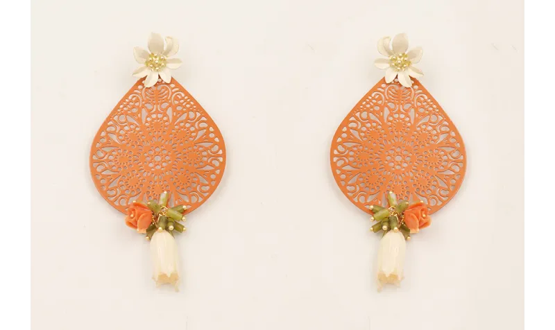 Pendientes flor esmalte natural crema, colgante lá