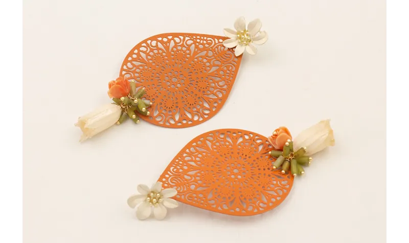 Pendientes flor esmalte natural crema, colgante lá