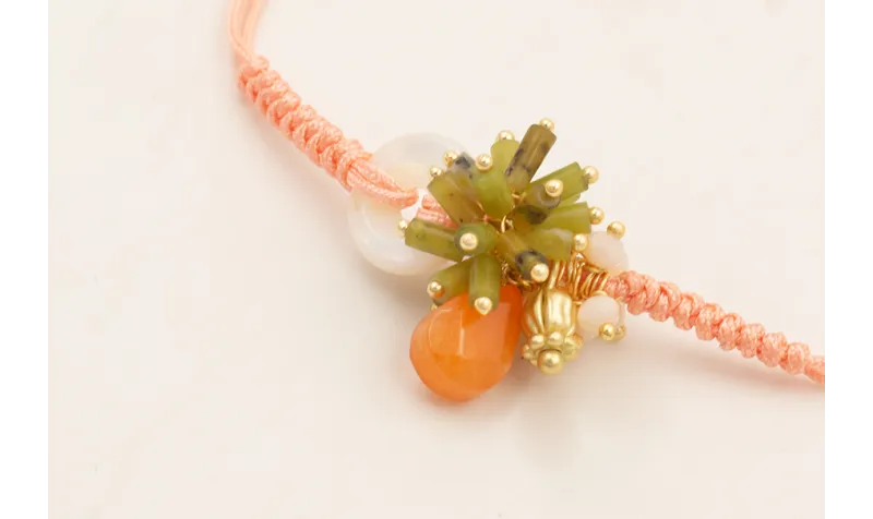 Pulsera hilo rosita con donut nacar, tubitos verde