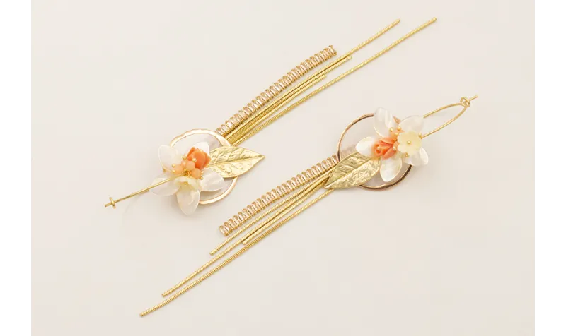 Pendientes disco nacar, hoja dorada mate, fleco ca