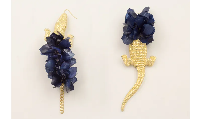 Pendientes cocodrilo con flores de lenejuelas azul