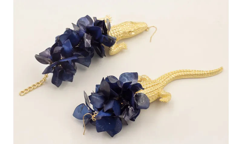 Pendientes cocodrilo con flores de lenejuelas azul