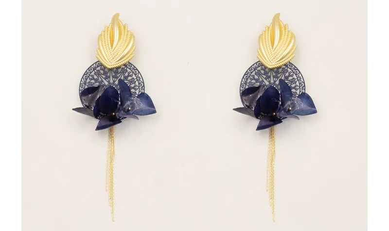 Pendientes perno llama dorada mate con disco labra