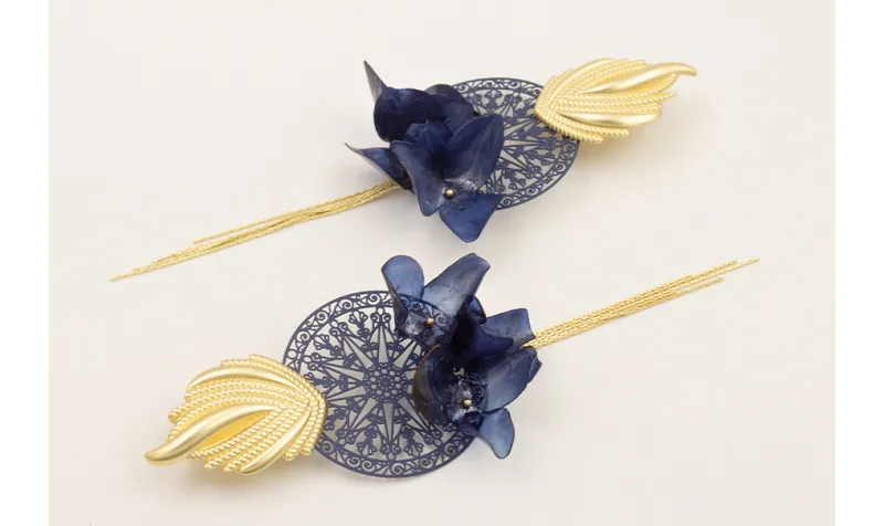 Pendientes perno llama dorada mate con disco labra