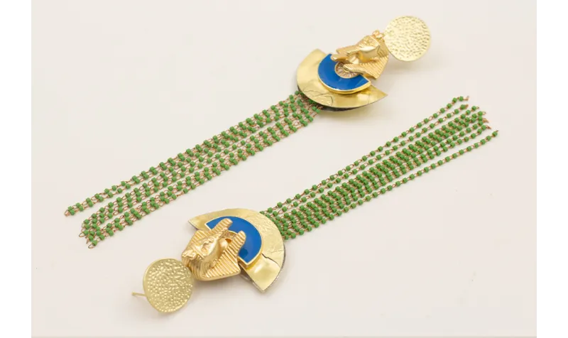 Pendientes disco dorado mate con faraón esmaltado 