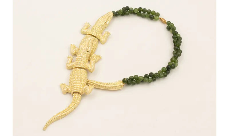 Collar bolas verdes retorcidas y  2 cocodrilos dor