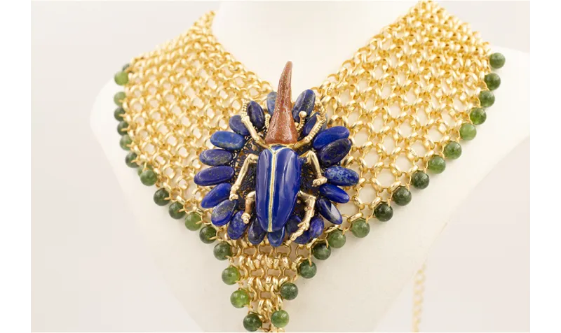 Collar de malla con escarabajo azul y marrón, gota