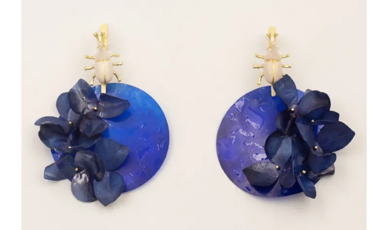 Pendientes lámina satinada con escarabajo pequeño 