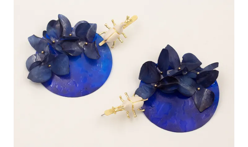 Pendientes lámina satinada con escarabajo pequeño 