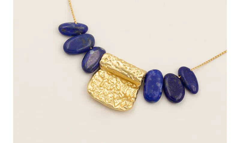 Collar cadena fina dorada con gotas lapislazuli y 