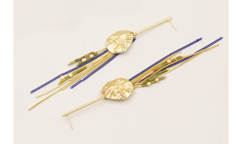 Pendientes perno palo dorado mate con concha marin