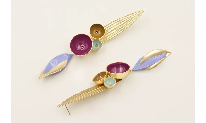 Pendiente perno hoja alargada dorada mate on semi 