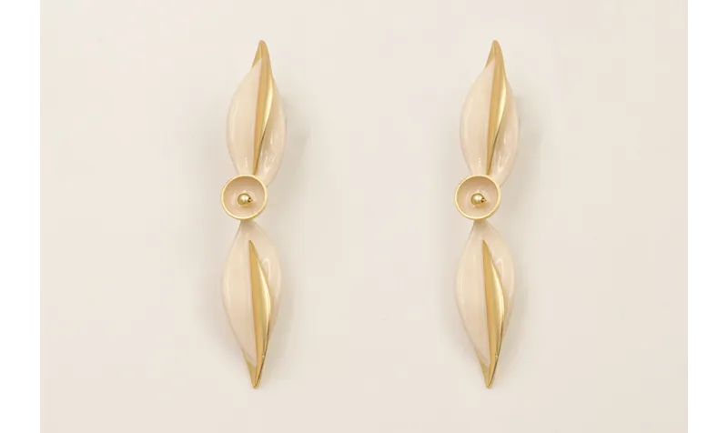 Pendientes hojas bicolor oro mate y beige con semi