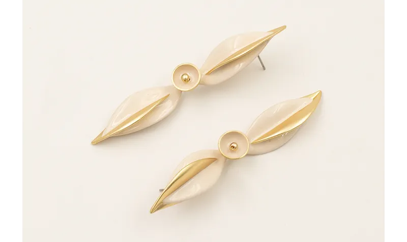 Pendientes hojas bicolor oro mate y beige con semi