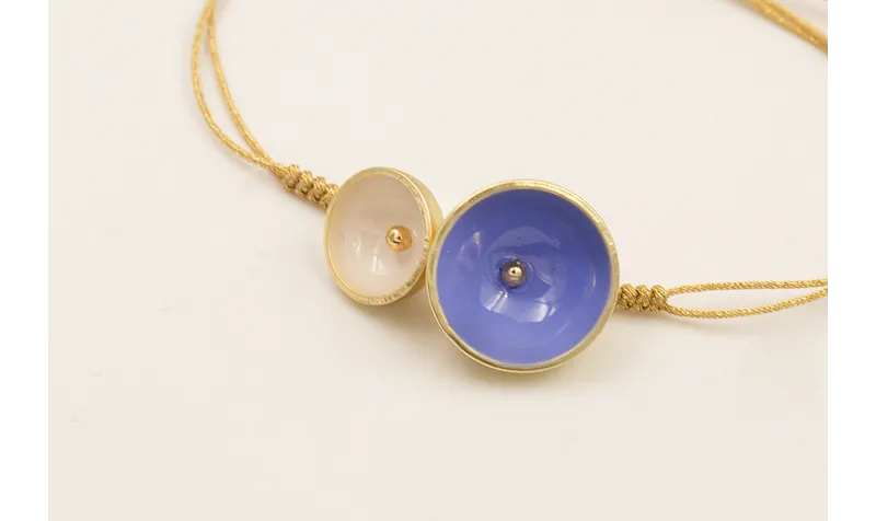 Pulsera hilo dorado con nudo serpiente y centro se