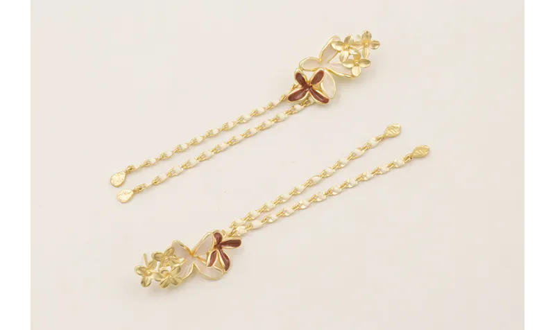 Pendientes perno trio flores doradas mate con flor