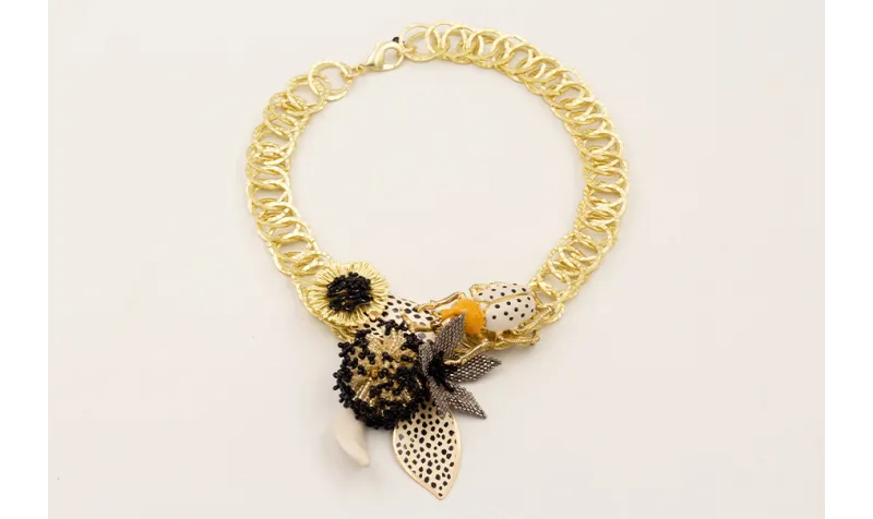 Collar aros entrelazados dorado mate con escarabaj