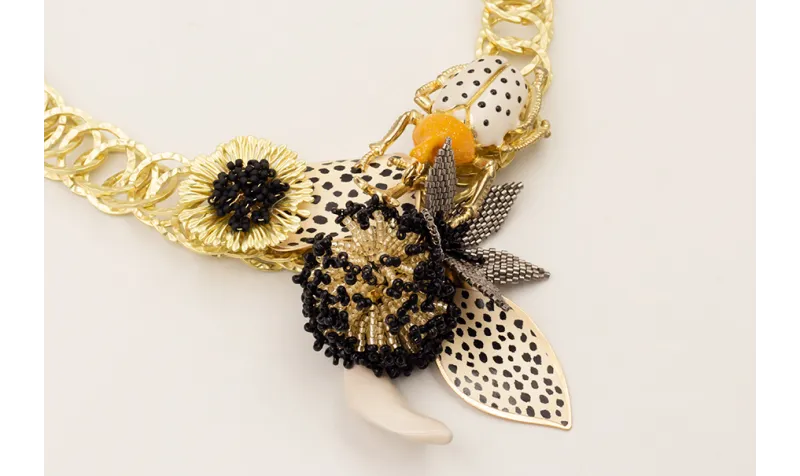 Collar aros entrelazados dorado mate con escarabaj