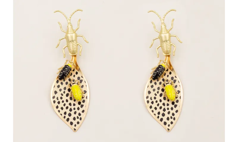 Pendientes perno insecto dorado mate, hoja piel ti