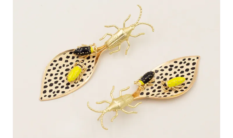 Pendientes perno insecto dorado mate, hoja piel ti