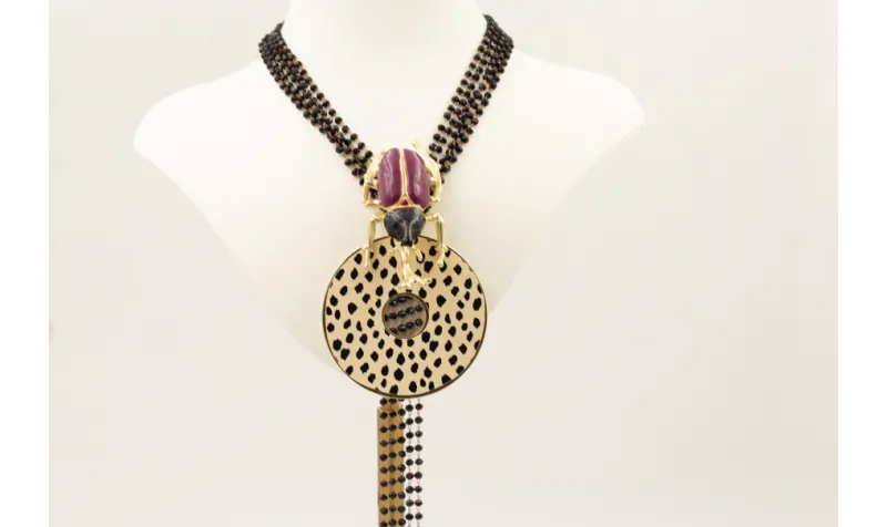 Collar cadena facetadas negras con escarabajo esma